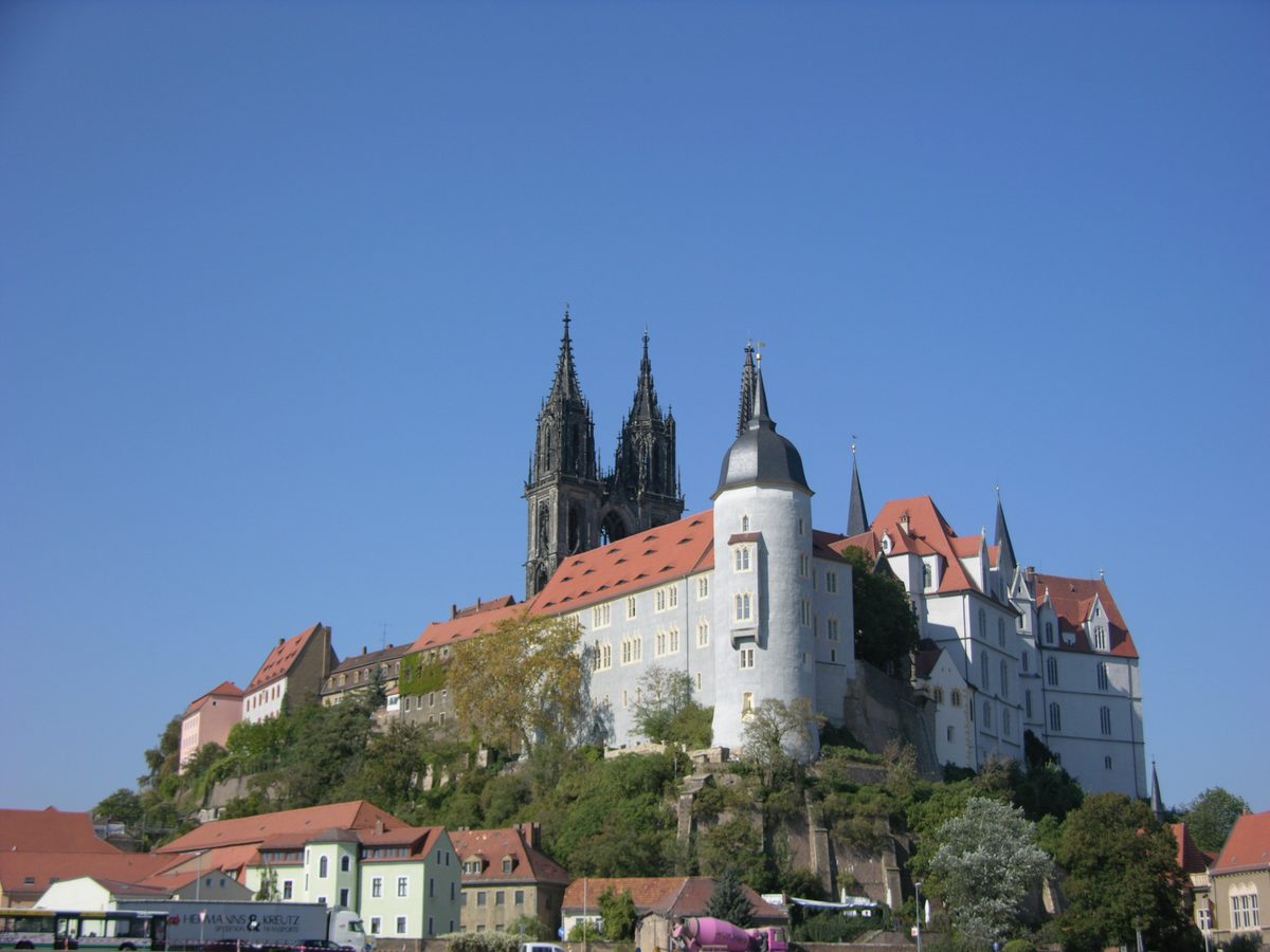 Tour de potier et pièces en séchage dans un atelier céramique parisien