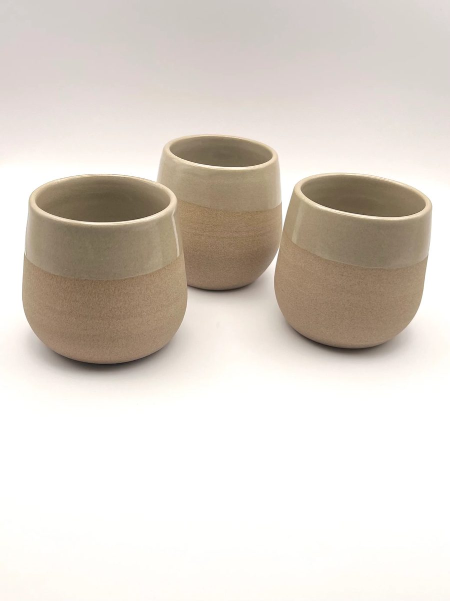 Tasses grain de sable de la Cosarde — texture grès nu et émail mat, façonnées à la main